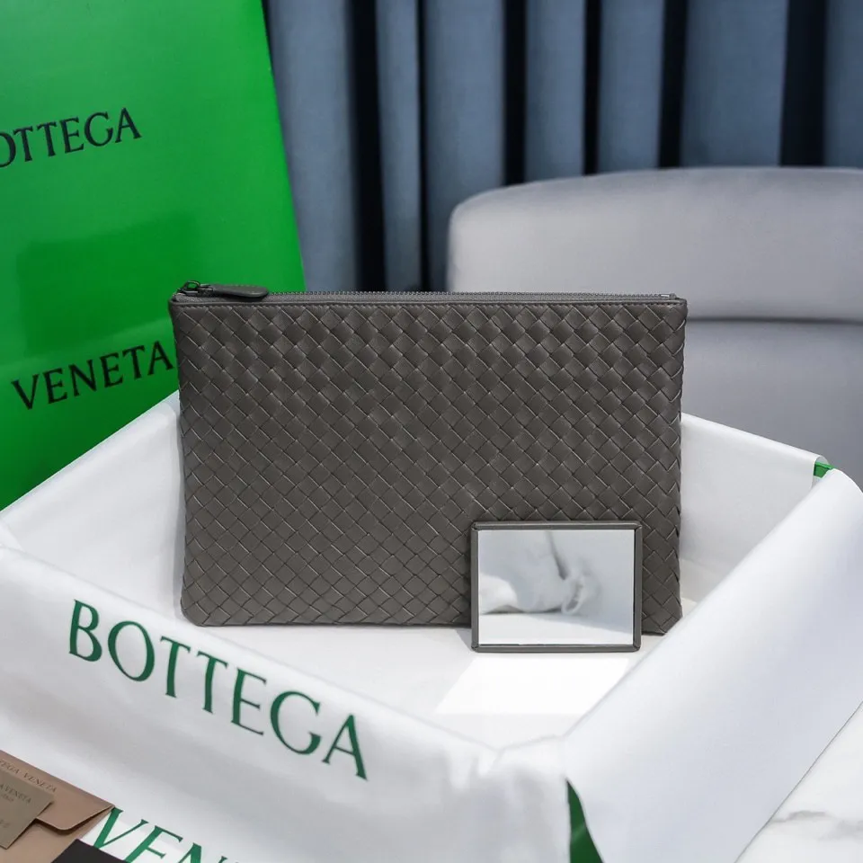 460 BOTTEGA VENETA 2020 early autumn new woven lambskin storage bag. This handbag is slim and compact, but has ample space. It is made of high-grade lambskin material and handmade using the iconic INTRECCIATO leather weaving process. The interior is equipped with 1 zipper pocket and 6 card pockets. The interior is lined with imported coffee-colored brushed cloth and equipped with leather zipper pullers. Size: 30*20 Model: 80-3